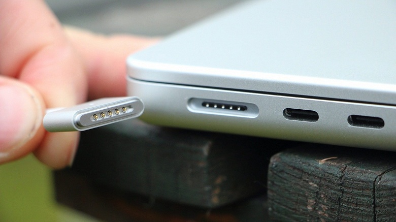 У некоторых новых MacBook&nbsp;Pro 16 сбоит MagSafe. Ноутбуки попросту не заряжаются в выключенном состоянии